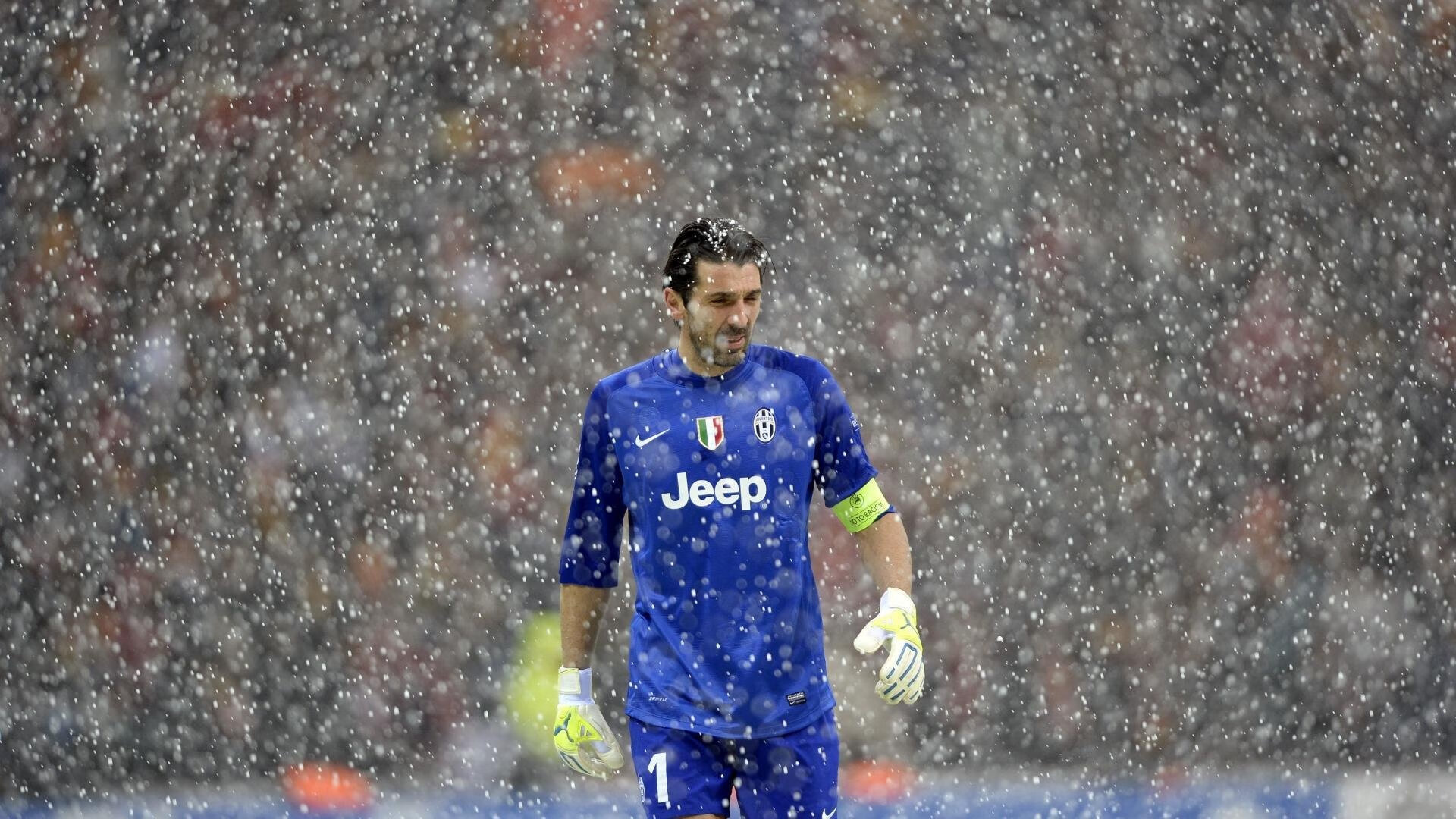 中国短道速滑队世锦赛夺金 展现冰上速度与激情