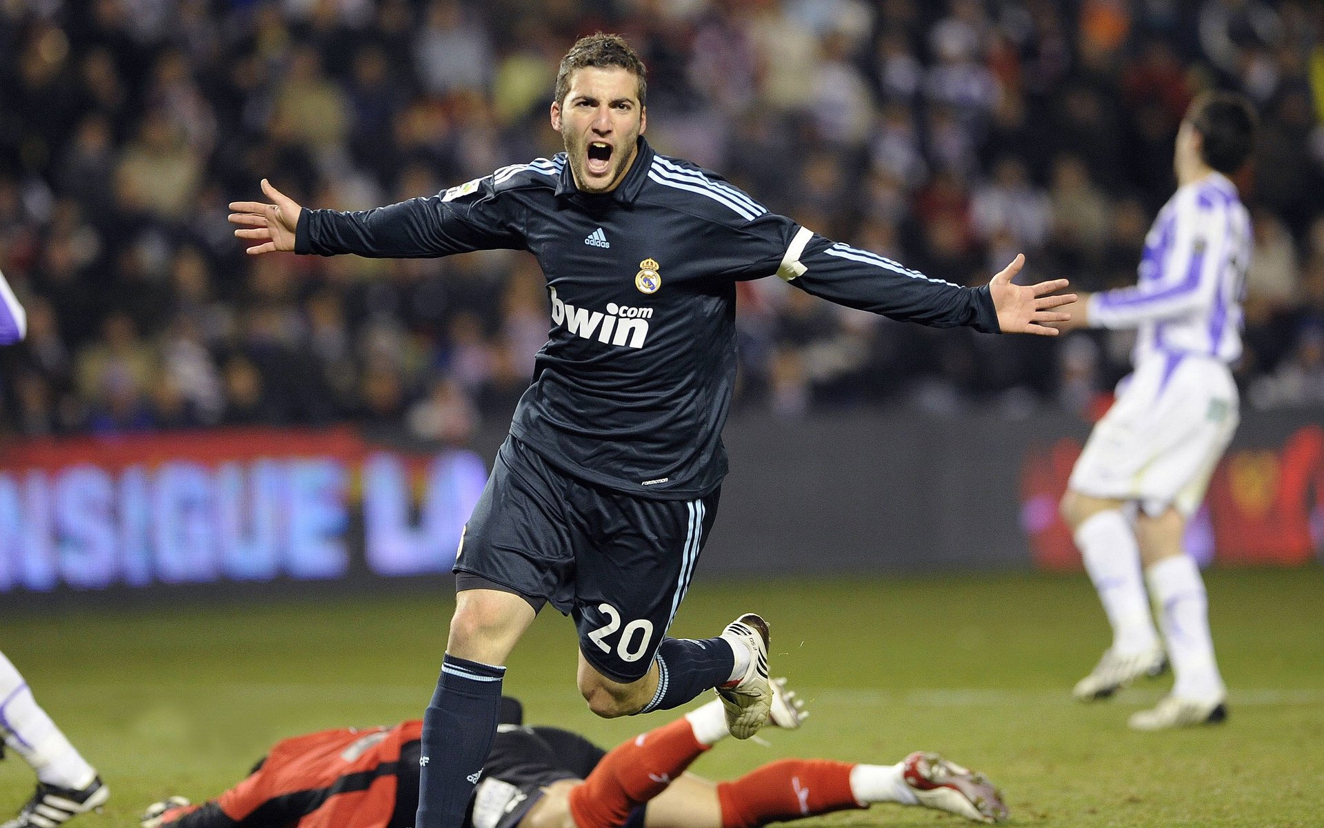 阿尔卡拉斯横扫对手晋级美网八强 新生代巨星展现王者风范